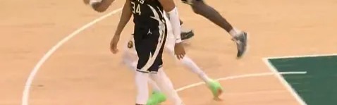 开云app-疑似受伤？队友积极跑动执行战术，字母哥缓缓走向前场