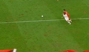 开云app-场地情况不佳！记者：西安国际足球中心连下五天雨，草皮撑不住了